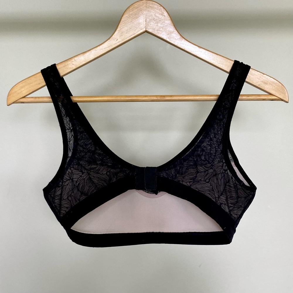 Lululemon Shadow mesh leaf patterned bra. 🖤 - Picture 6 of 7